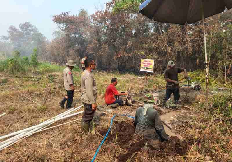 Header Antisipasi Karhutla, Polsek Pahandut Palangka Raya Bangun Sumur Bor di Jalan Rungan