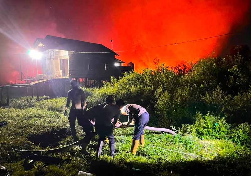 Header Karhutla Mendekati  Permukiman, Ditsamapta Polda Kalteng Bergerak Tengah Malam