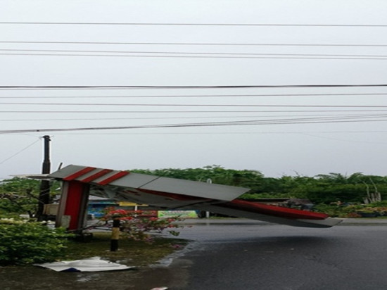 Cuaca Ekstrim , Ambrukan Papan Reklame di Jalan Tjilik Riwut Sampit