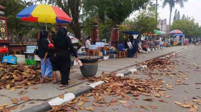 Sampah Berserakan Warnai CFD Taman Kota Sampit, Warga Minta Kebersihan Lebih Diperhatikan