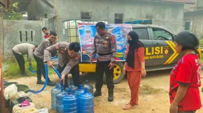 Warga Barsel Kesulitan Air Bersih, Polisi Salurkan 150 Ribu Liter dalam Sebulan
