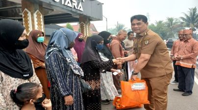 Kabut Asap, Bupati Bantu Salurkan Sembako ke Warga