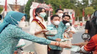 Bentuk Kepedulian TP PKK Kalteng Bagikan 3.000 Masker Gratis 
