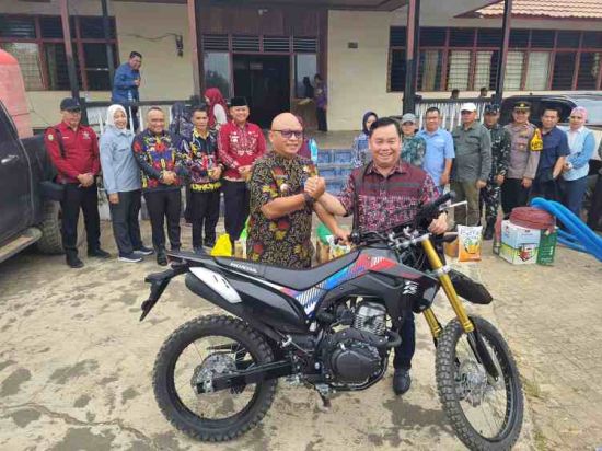 ‎Bansos untuk MPA Disalurkan, Mentaya Hulu Dapat 16 Paket dan Bantuan Peralatan Karhutla