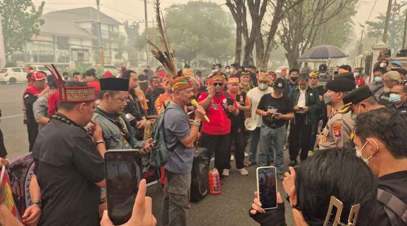 KRKT Desak Status Bencana Nasional untuk Karhutla Kalteng, Sekda Temui Massa