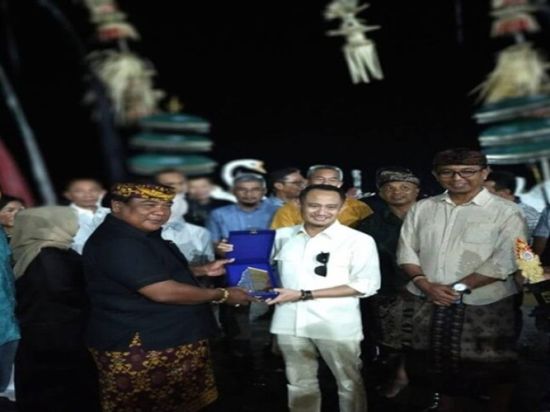 Keren, Tarian Dayak Kalteng Berkolaborasi dengan Pentas Tari Kecak di Pantai Melasti Bali