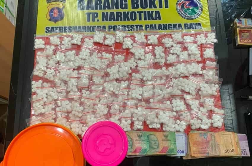 Header Puluhan Paket Sabu Siap Edar Disita, Pria Paruh Baya Ditangkap di Pahandut