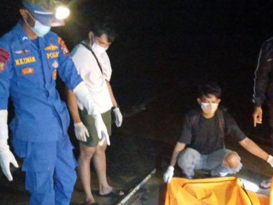 Jenazah Pria Tanpa Identitas Ditemukan di Pantai Lunci, Diduga Terkait Tragedi KM Virgo Transport 8