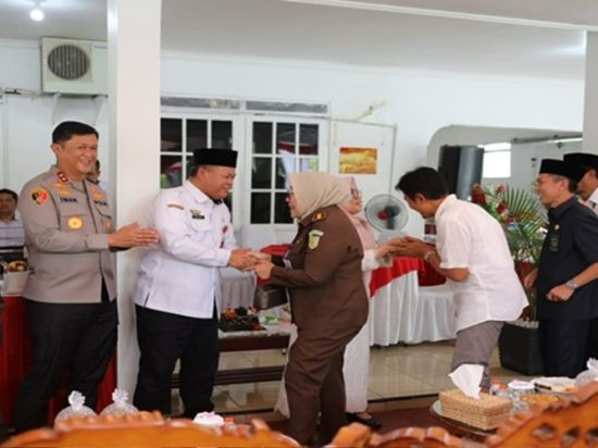 Plh. Asisten Pemkesra Hadiri Halalbihalal Pengadilan Tinggi Palangka Raya