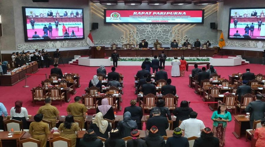 Header Freddy Ering dan Nyelong Inga Simon Resmi Dilantik Menjadi Anggota PAW DPRD Kalteng