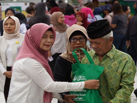 Asisten Ekbang Sri Widanarni Buka Bazar Gerakan Pangan Murah