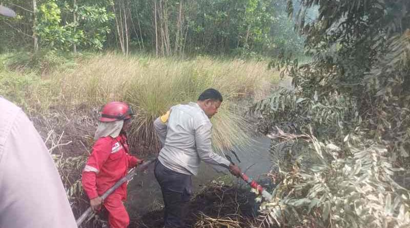 Aparat Padamkan Lahan Seluas 1 Hektar Jalan Mahir Mahar KM 22 Palangka Raya