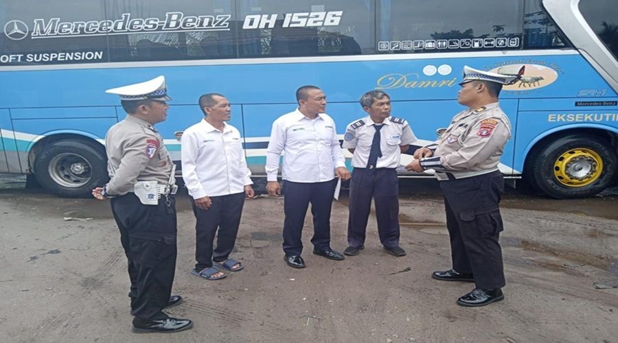 Header Jelang Arus Mudik Lebaran, Polisi Edukasi Sopir Bus DAMRI
