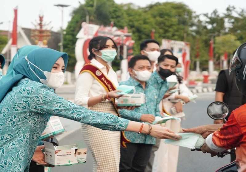 Header Bentuk Kepedulian TP PKK Kalteng Bagikan 3.000 Masker Gratis 