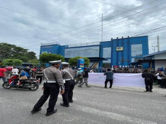 Pekerja Bongkar Muat Pelabuhan Sampiit, Kotim Unjuk Rasa
