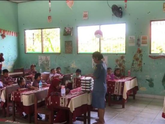 Insiden di SDN 3 Bukit Tunggal, Kepsek: 27 Murid Mual-mual Usai Makan Burger MBG