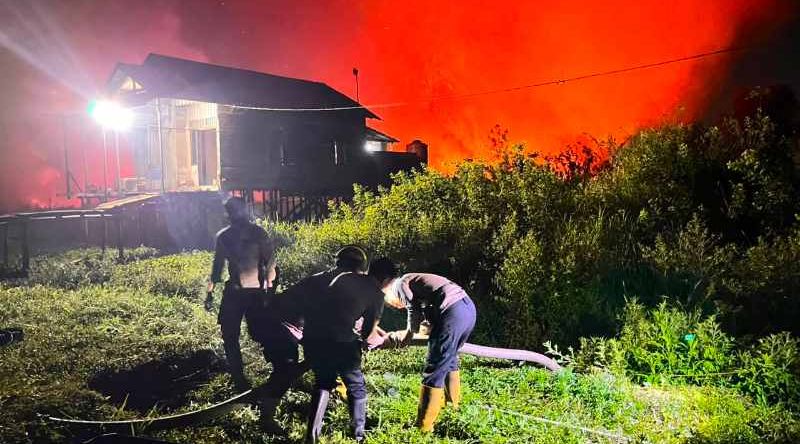 Karhutla Mendekati  Permukiman, Ditsamapta Polda Kalteng Bergerak Tengah Malam
