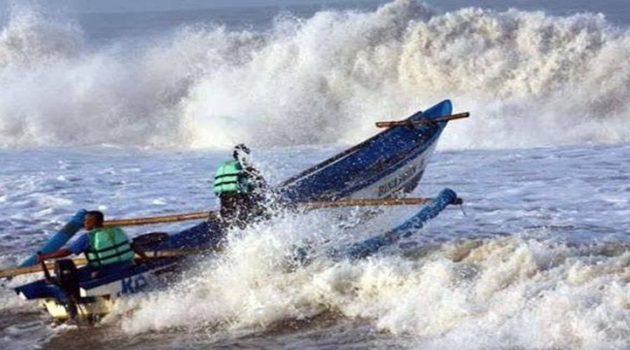 Header Gelombang Tinggi 2,5 Meter Ancam Perairan Laut Teluk Sampit, Kalteng