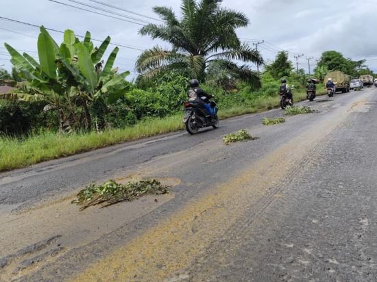 Tumpahan CPO di Jalan, Empat Pengendara Terjatuh di Bapeang