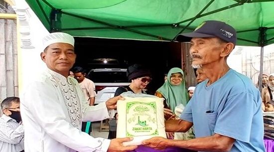 Tajeri Bagikan 500 Zakat Beras untuk Warga Muara Teweh