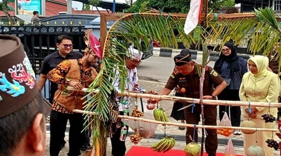 Disambut Adat Dayak, Kajari Baru Merasa Jadi Bagian Keluarga Besar Daerah