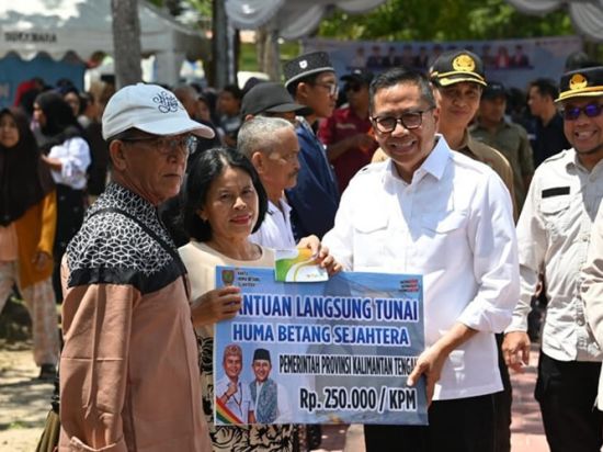 Plt Sekda Kalteng Salurkan Bantuan Pangan Presiden dan KHBS untuk 3.397 Warga Sukamara