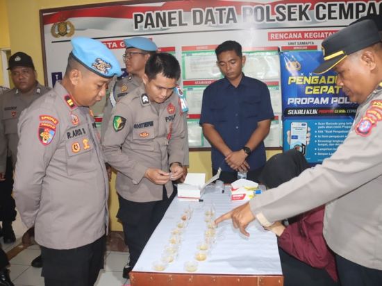 Wakapolres Kotim  Sidak Mendadak di Cempaga, HP Anggota Ikut Diperiksa untuk Cegah Judi Online