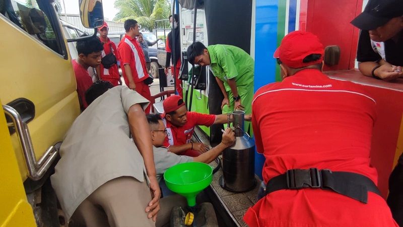 Header Cegah Kecurangan, Pertamina Serentak Lakukan Uji Takar Nozzle SPBU di Kalimantan Tengah