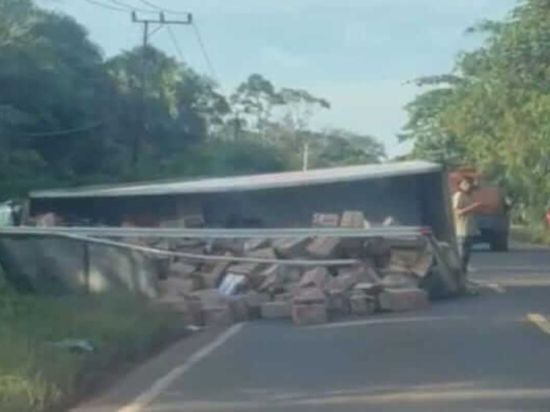Truk Terguling di Tjilik Riwut KM 48, Pengendara Motor Luka Berat
