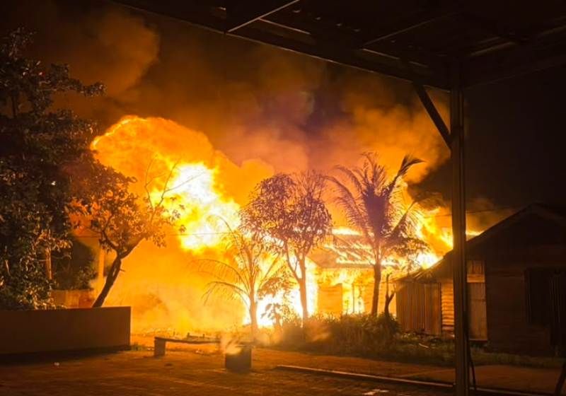 Header ‎Rumah Warga di Sampit Ludes Terbakar Dini Hari, Warga Dikejutkan Suara Ledakan