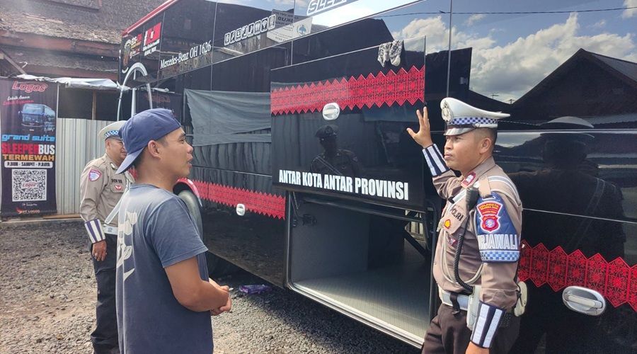 Header Operasi Keselamatan Telabang 2026, Polantas Periksa Kelayakan Bus PO Logos
