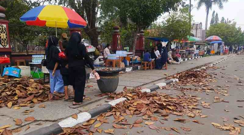 Sampah Berserakan Warnai CFD Taman Kota Sampit, Warga Minta Kebersihan Lebih Diperhatikan