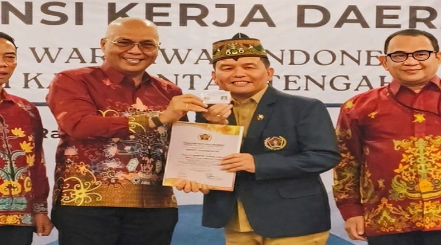 Header Gubernur Kalteng Dianugrahi Anggota Kehormatan PWI