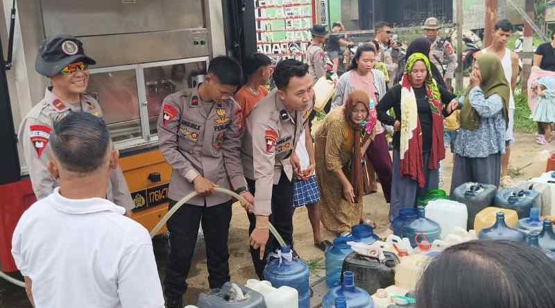 Krisis Air Bersih, Brimob Polda Kalteng Turunkan Alat Penjernih Air ke Desa