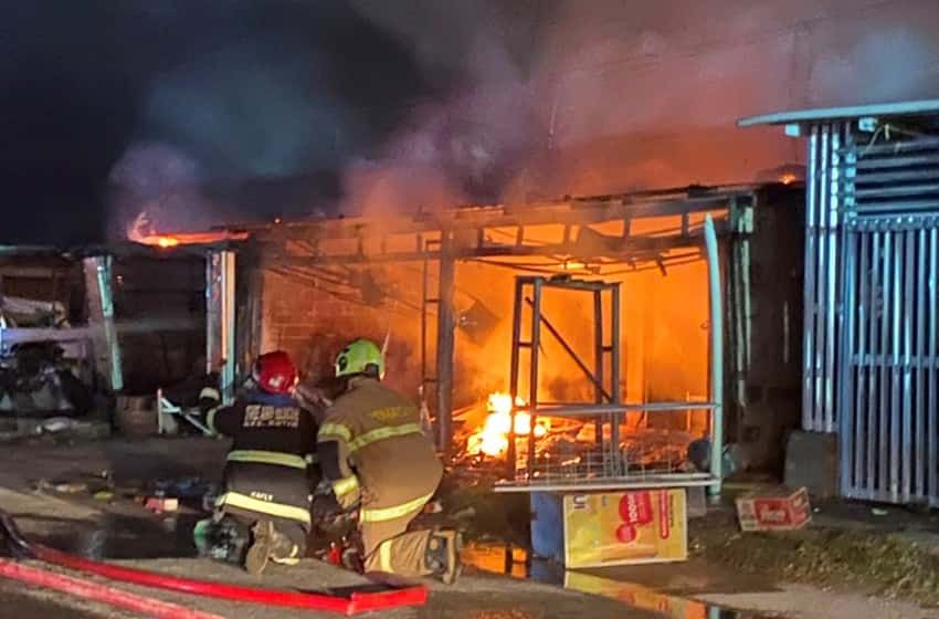 Header 8 Kios di Taman Kota Sampit Terbakar