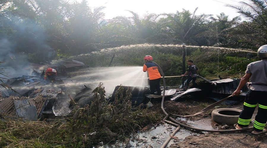 Header Kebakaran Warung Kopi di Kereng Bangkirai Palangka Raya, Satu Orang Terluka