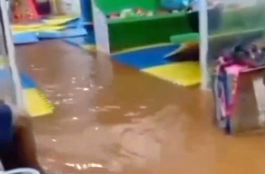 Header Hujan Deras, Pasar Parenggean Tergenang Air 