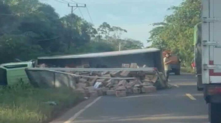 Header Truk Terguling di Tjilik Riwut KM 48, Pengendara Motor Luka Berat