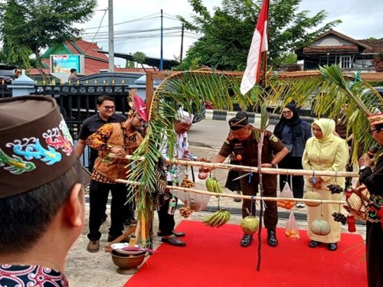 Disambut Adat Dayak, Kajari Baru Merasa Jadi Bagian Keluarga Besar Daerah