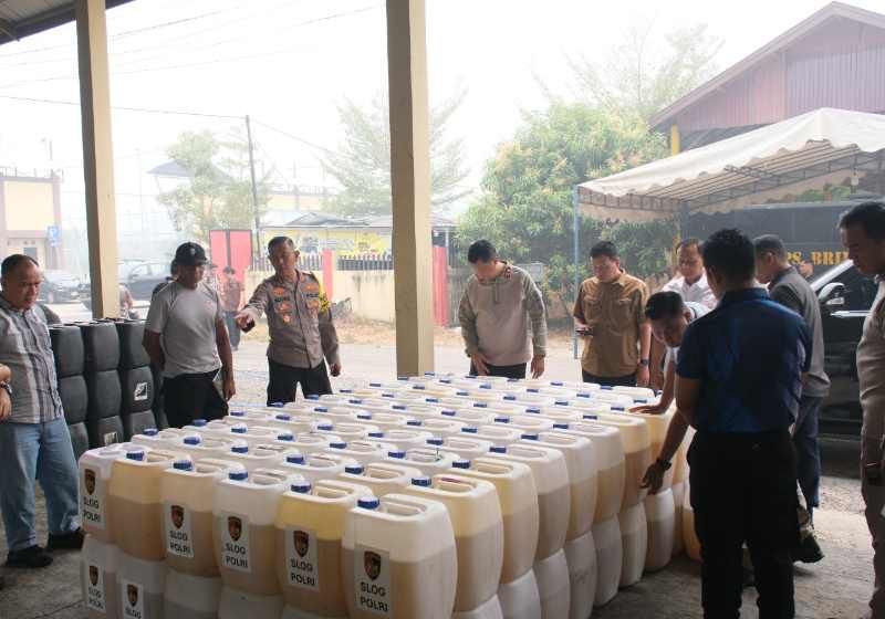 Header Polda Kalteng Produksi 1.607 Jerigen X-Fire untuk Percepat Pemadaman Karhutla Gambut