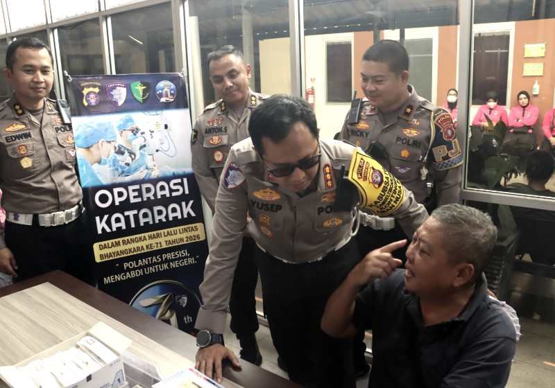 Header Puluhan Warga Ikuti Operasi Katarak Gratis