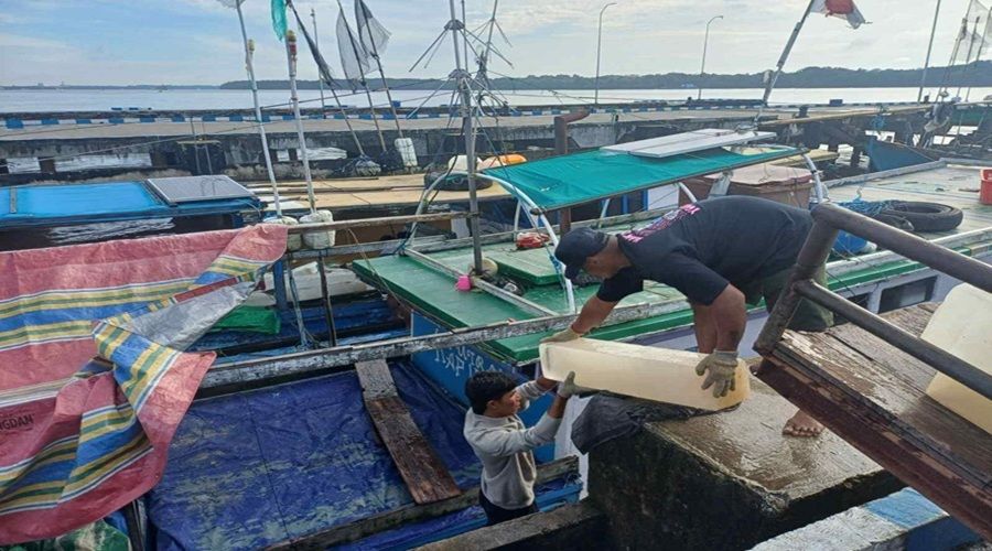 Header Nelayan Kumai Tidak Bisa Melaut Akibat Cuaca Buruk