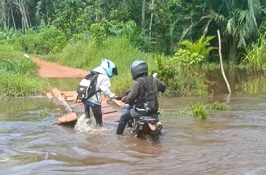 Header Taruhan Nyawa saat Melintasi Jembatan Kayu di Desa Batuah , Warga Desak Pembangunan 