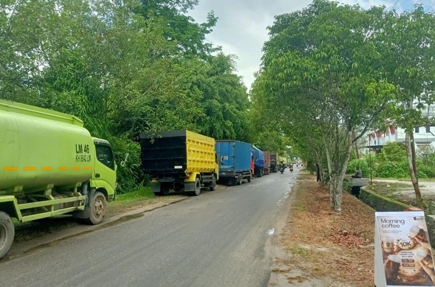 Header Antrean Panjang di SPBU, Pertamina Sebut Stok BBM Aman Malah Konsumsi Yang Meningkat 