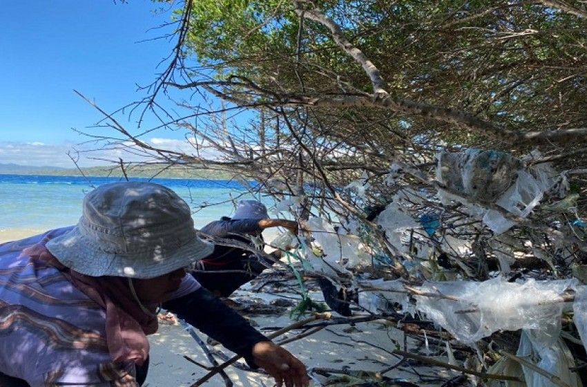 Header Jaga Kebersihan Pulau Menjangan Bali, Mahasiswa Universitas Brawijaya Bersihkan Kotoran Sampah