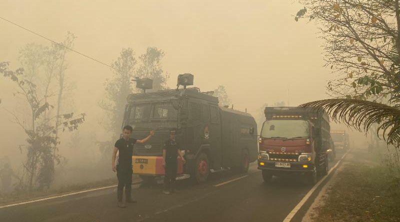 Pengendara Diminta Berhati-hati Saat Melintas Jalan Trans Kalimantan di Desa Tanjung Taruna Karena Diselimuti Asap Karhutla