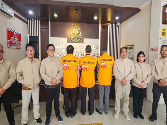 OJK Serahkan Tersangka Tindak Pidana Pasar Modal SWAT