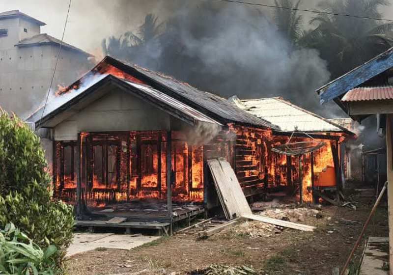 Header Kebakaran di Desa Babaung Kotim Hanguskan 3 Rumah dan Gedung Walet, Kerugian Capai Rp750 Juta