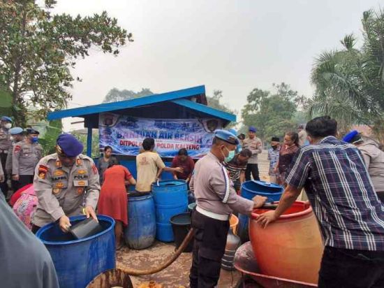 Polda Kalteng Salurkan Air Bersih untuk Warga Kotim Terdampak Karhutla