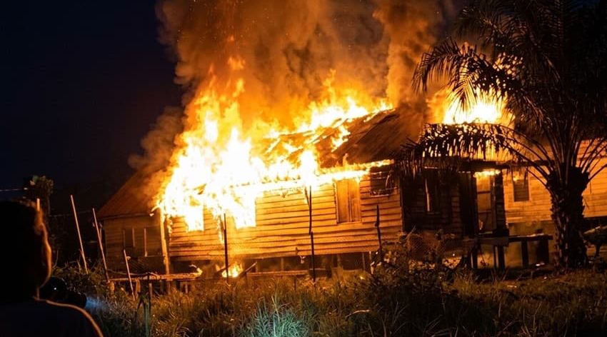 Anak ODGJ Diduga Bakar Rumah Orang Tuanya di Desa Hanjalipan